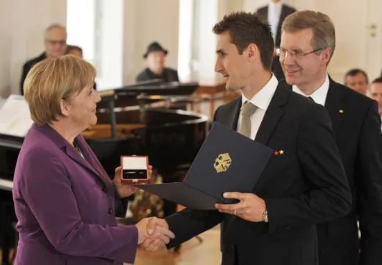 我是传奇插曲英文歌曲叫啥,平凡传奇克洛泽