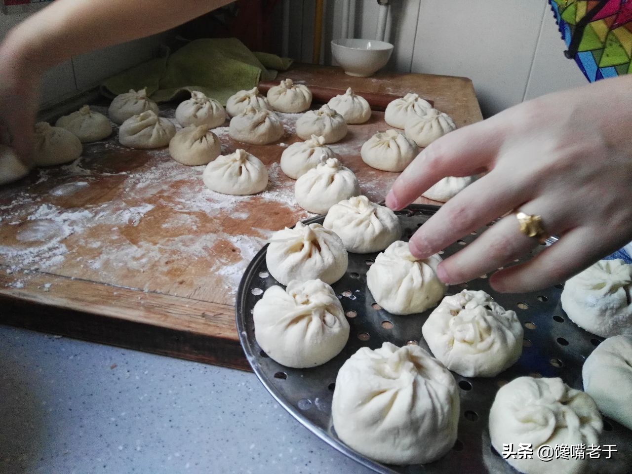 蒸包子是冷水蒸还是开水蒸包子,蒸包子是用冷水蒸好还是开水蒸好