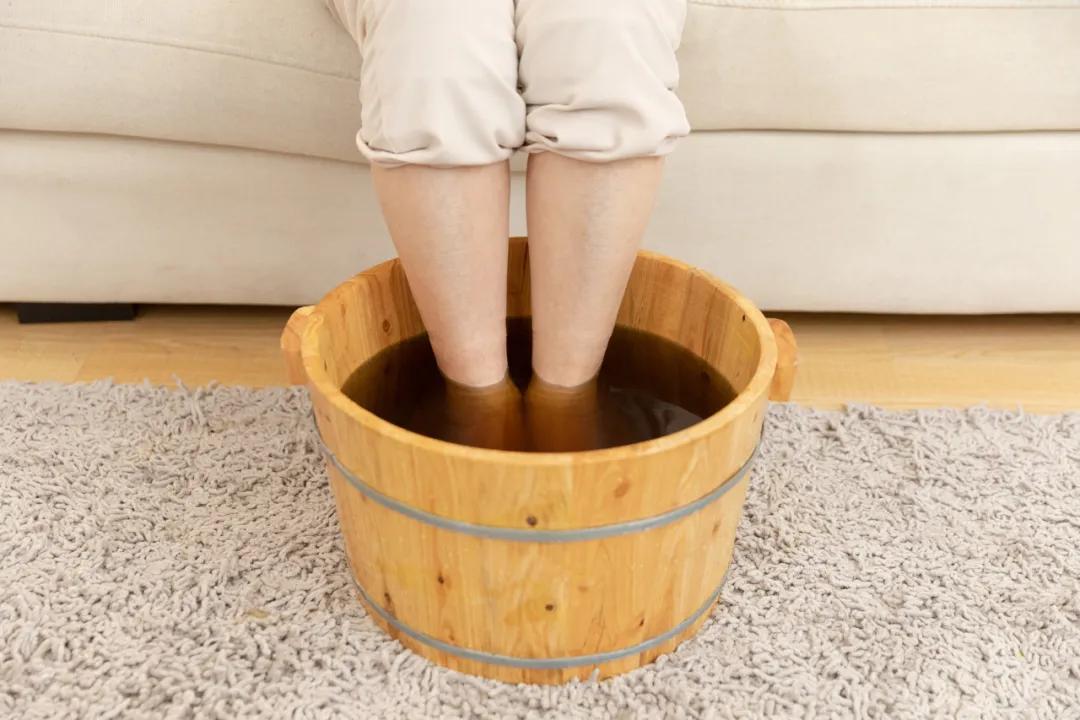 冬天手脚冰凉取什么穴做艾灸,畏寒怕冷手脚冰凉按摩哪个穴位