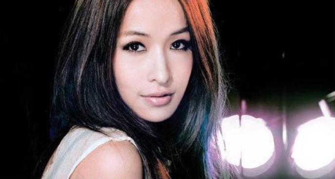 事业巅峰为爱出国、从此风光不再,17任小男友带给天后的皆是消耗