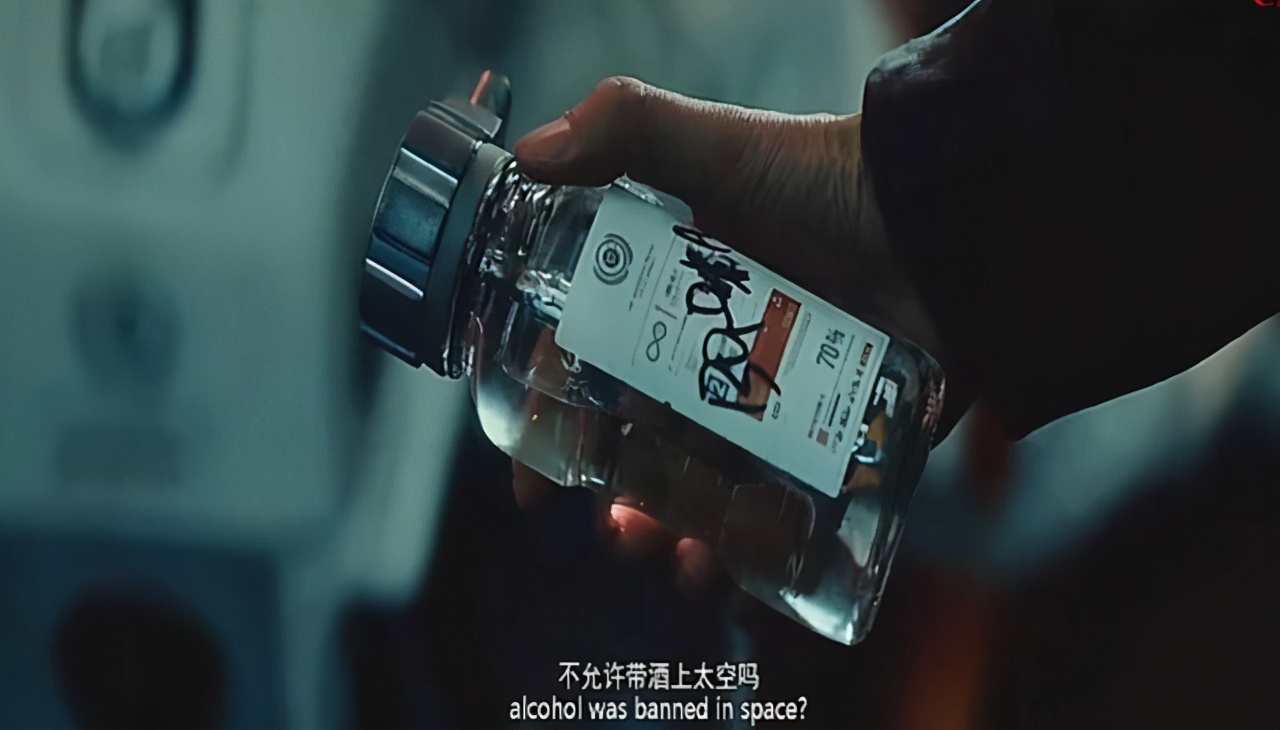 航天员有没有带上枪,神十二飞行员的箱子里有什么