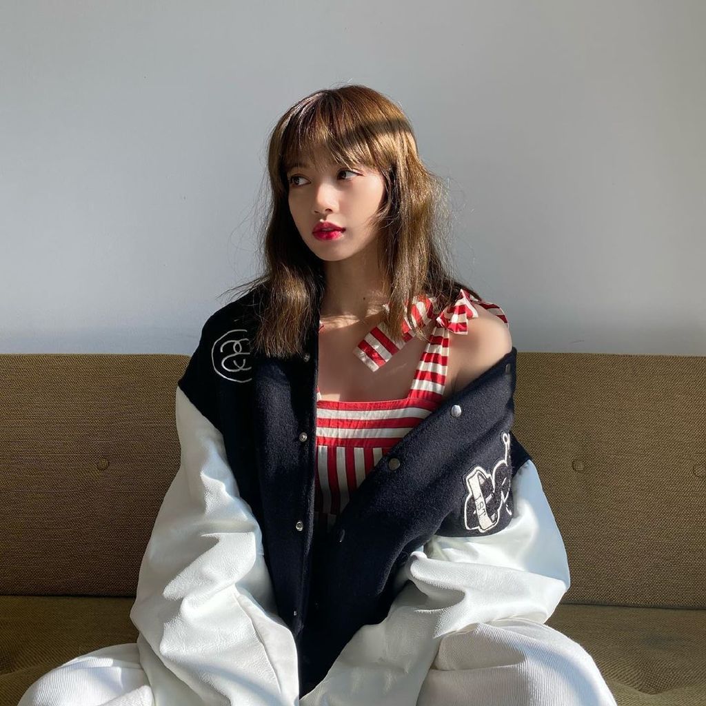 Lisa晒*服私**照，穿红白条纹吊带配拼接棒球服，明艳不失小性感
