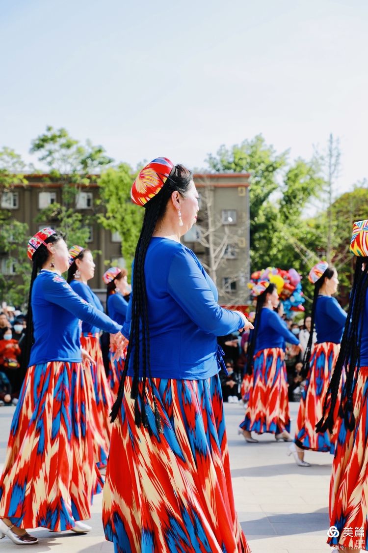 洛阳牡丹广场：*疆新**舞大联欢