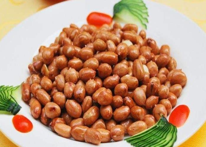 炸花生米时，很多人用错了“水”！难怪花生不脆也不香