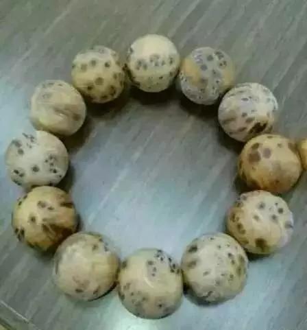 手串发霉了可以用水清洗吗,手串受潮发霉怎么处理