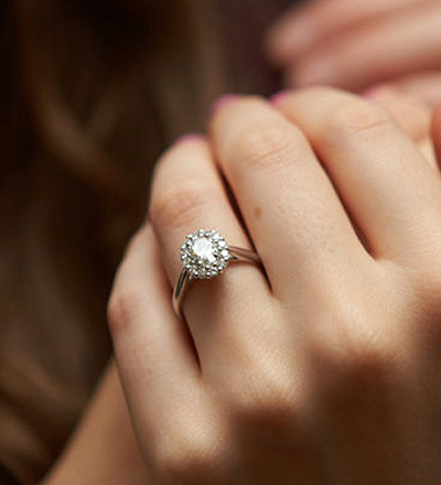 戒指卡住手指肿了怎么取下来,戒指卡住了怎么办小妙招