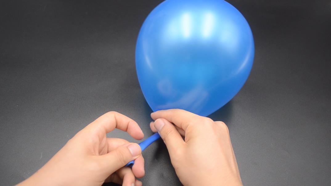 气球怎么打结最简单又容易解开,一个气球打结了怎么解开没有夹子