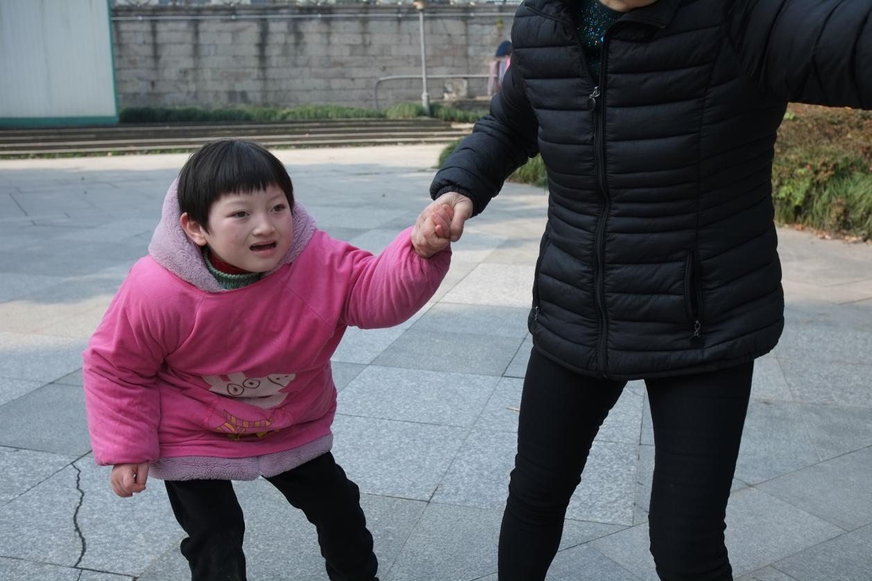 8岁女孩被称“快乐木偶”，总是笑容灿烂，家人却整日以泪洗面