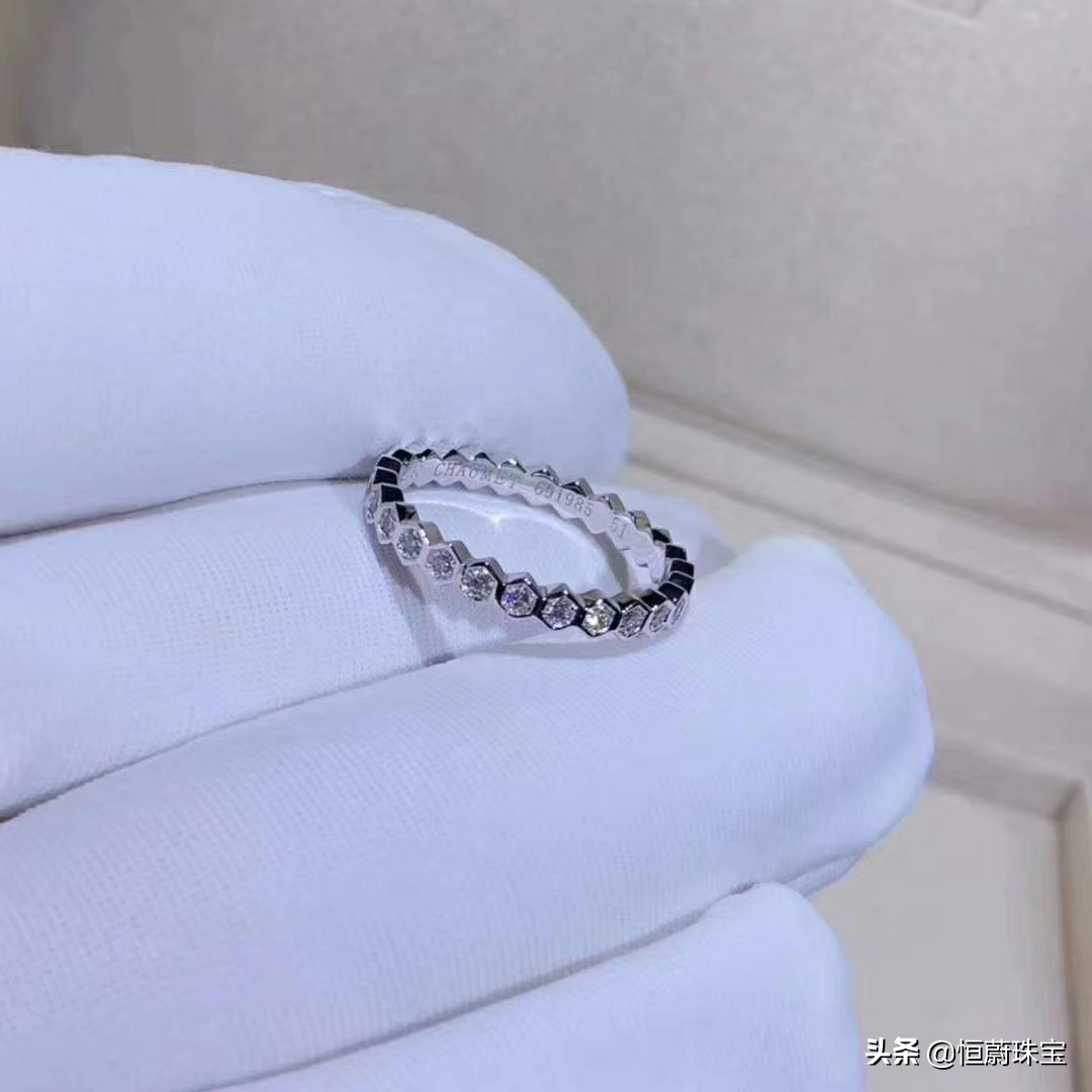 卡地亚love戒指哪款最经典,卡地亚love戒指在实体店多少钱