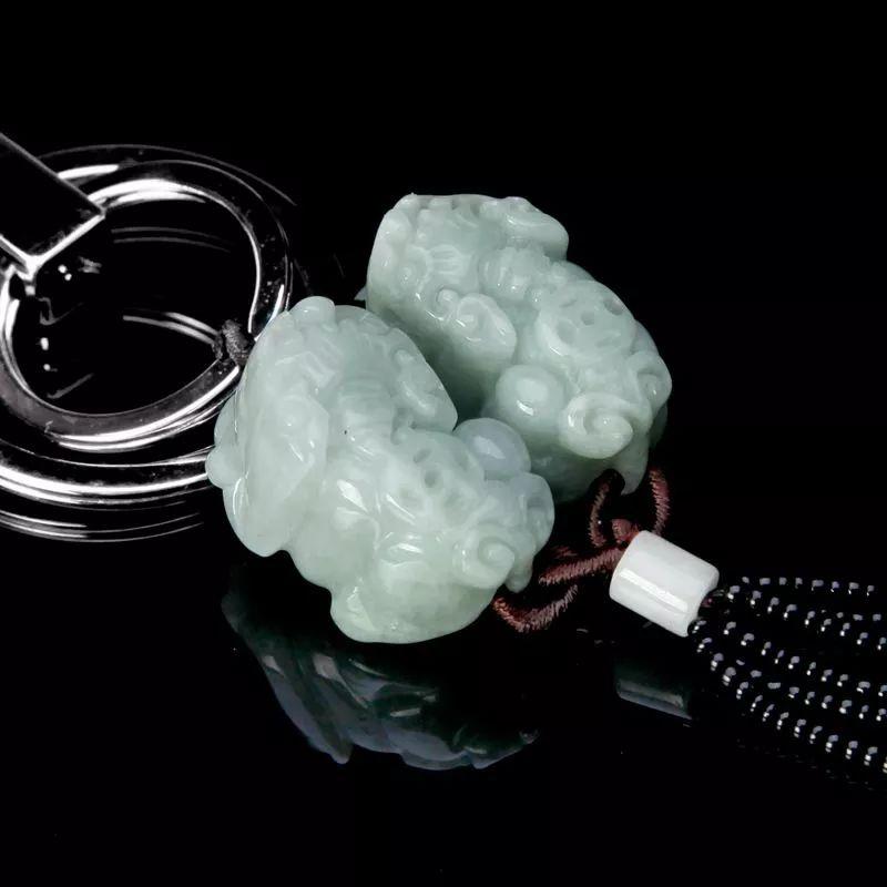 女人适合戴翡翠还是戴玉,女人戴翡翠紫罗兰挂件有什么功效