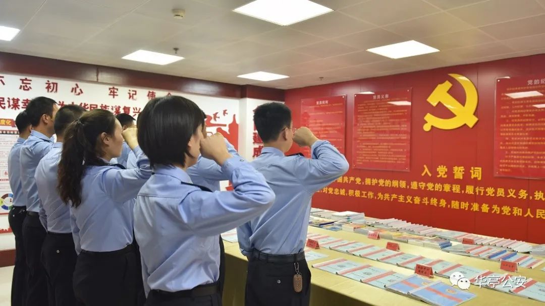 派出所开展新党员入党宣誓仪式,重温入党誓词在党徽下庄严宣誓