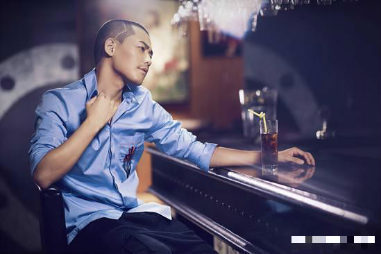 不满心爱球队失败，苏醒用拳头愤怒砸碎电视机，网友：狂躁发作？