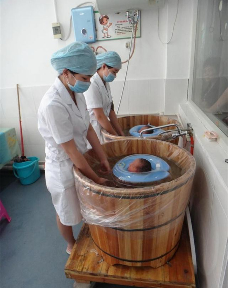 如何照顾新生婴儿第一个月,刚出生一个月的婴儿应该怎么照顾