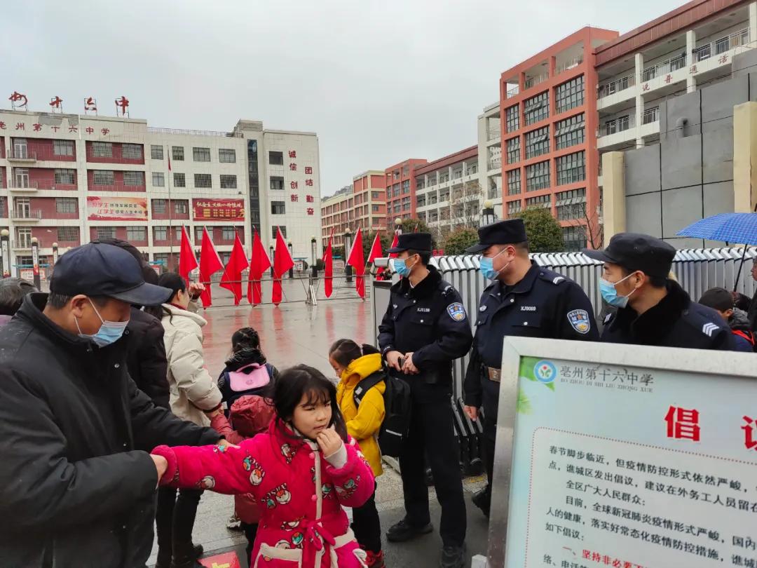 开学季百警坚守护学岗,开学季警察蜀黍温馨寄语