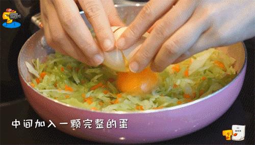 小T吃好饱｜卷心菜烘蛋：健身一般都逃不过的“真香定律”