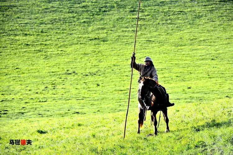 布里亚特牧民骑马摄影作品,草原蒙古族服饰摄影