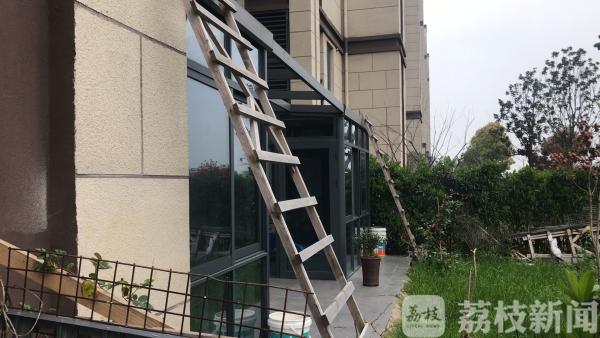 这个小区为何臭气熏天,透明的阳光房违建