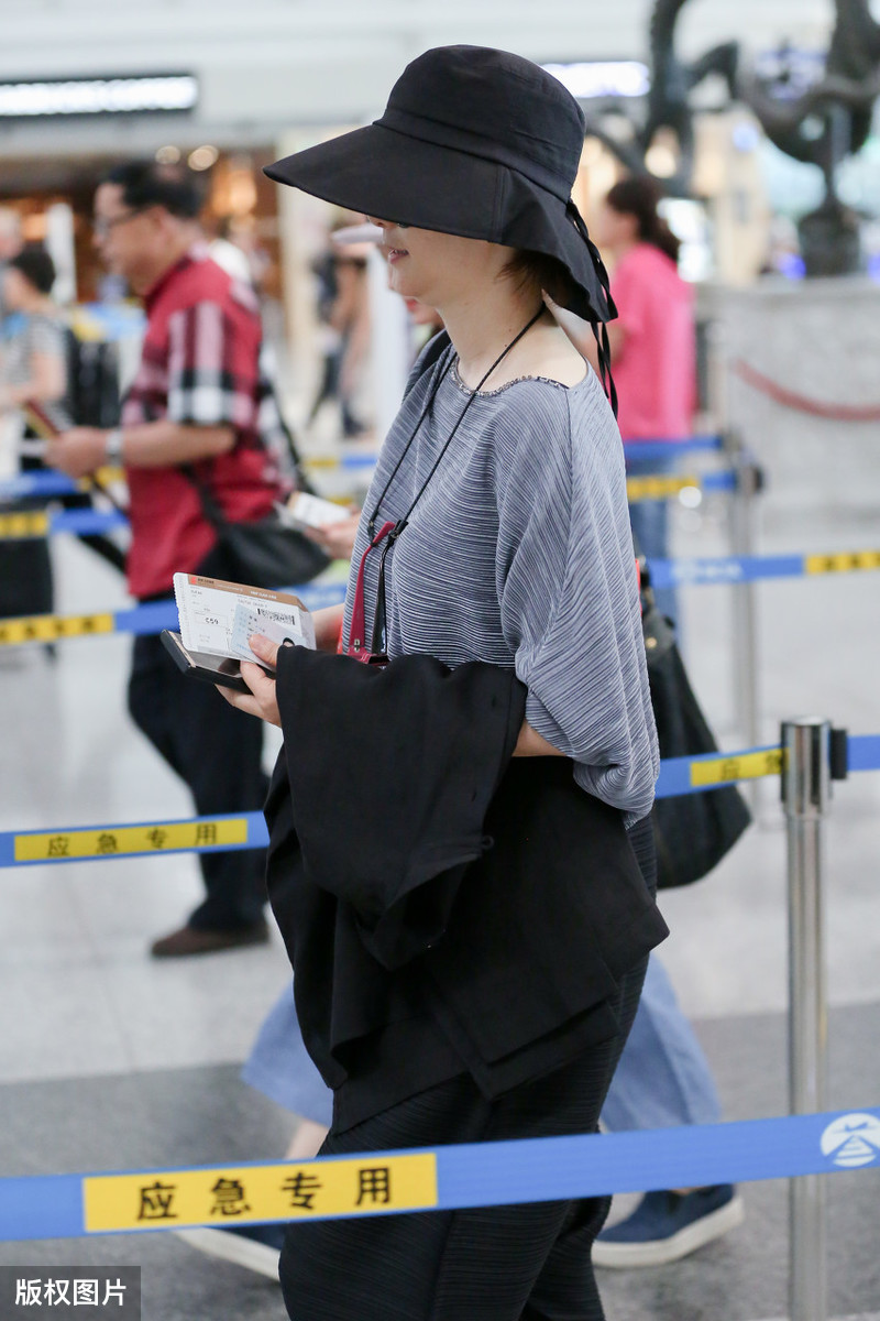 徐帆穿黑色短袖高清美图,徐帆紧身裤穿搭