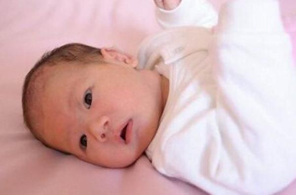 宝宝喜欢歪脖睡觉，是因为习惯还是生病，妈妈应该尽早做好判断