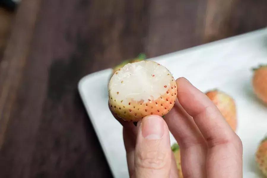 一下子吃了30颗草莓,吃了半斤草莓