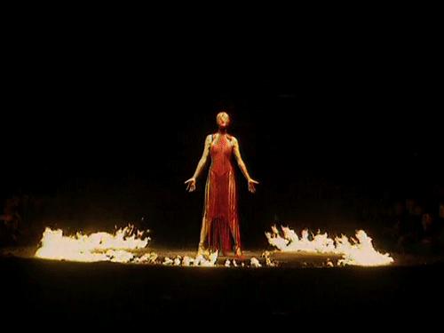 6岁“出柜”,40岁在家中自缢,这个时尚鬼才到底经历了什么?