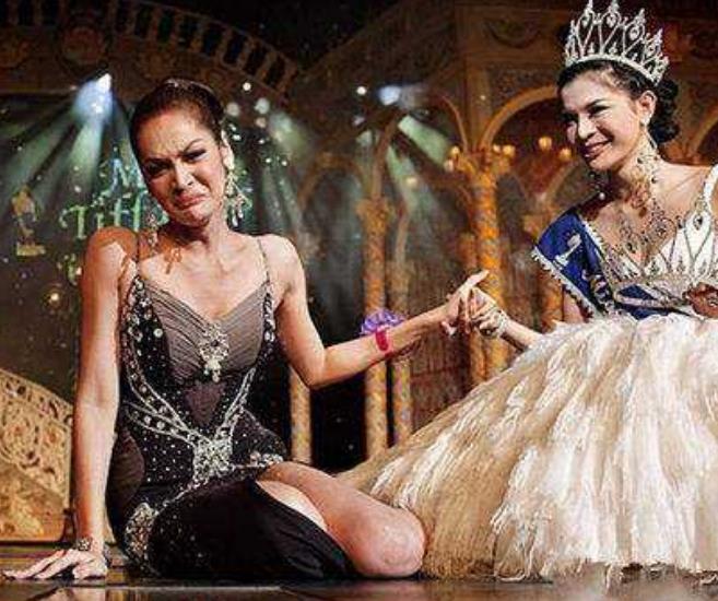 泰国人妖表面光鲜亮丽,但是以“寿命”为代价,整个过程难以忍受