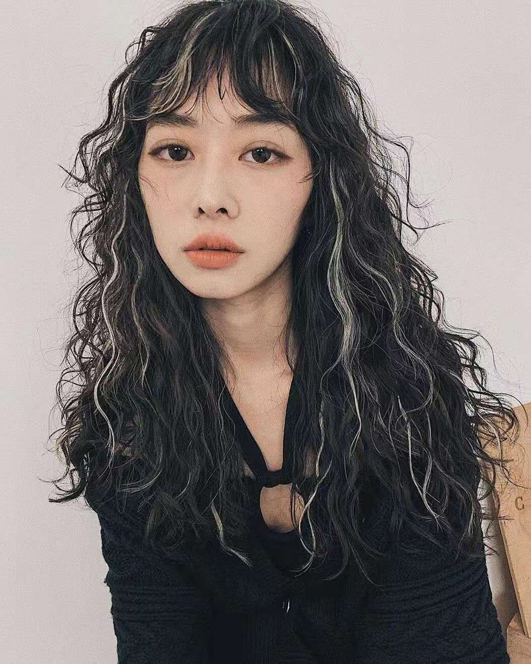 圆脸适合的短发发型烫发免打理,45岁减龄烫发发型免打理