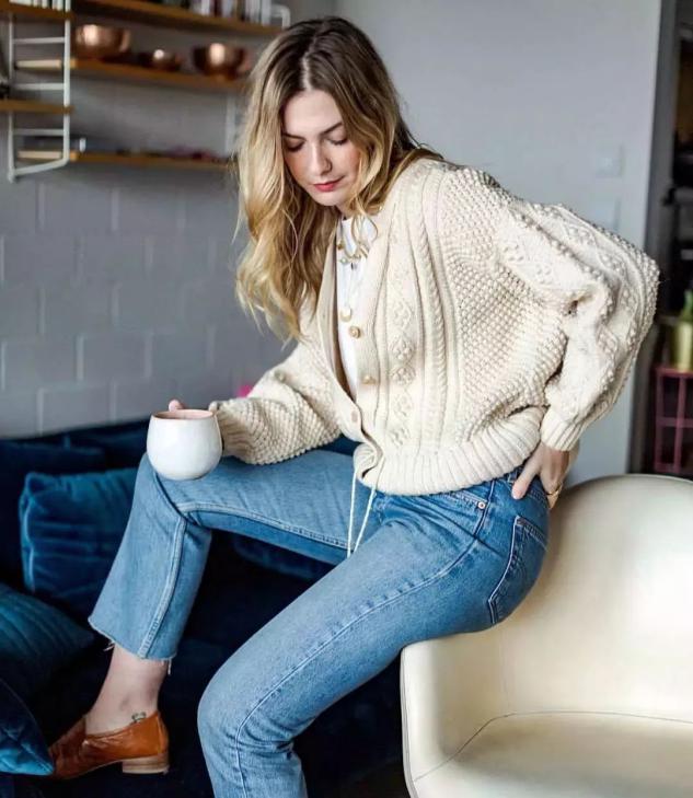 四五十岁的女人想要保持活力感，多穿这几款面料，显年轻十几岁