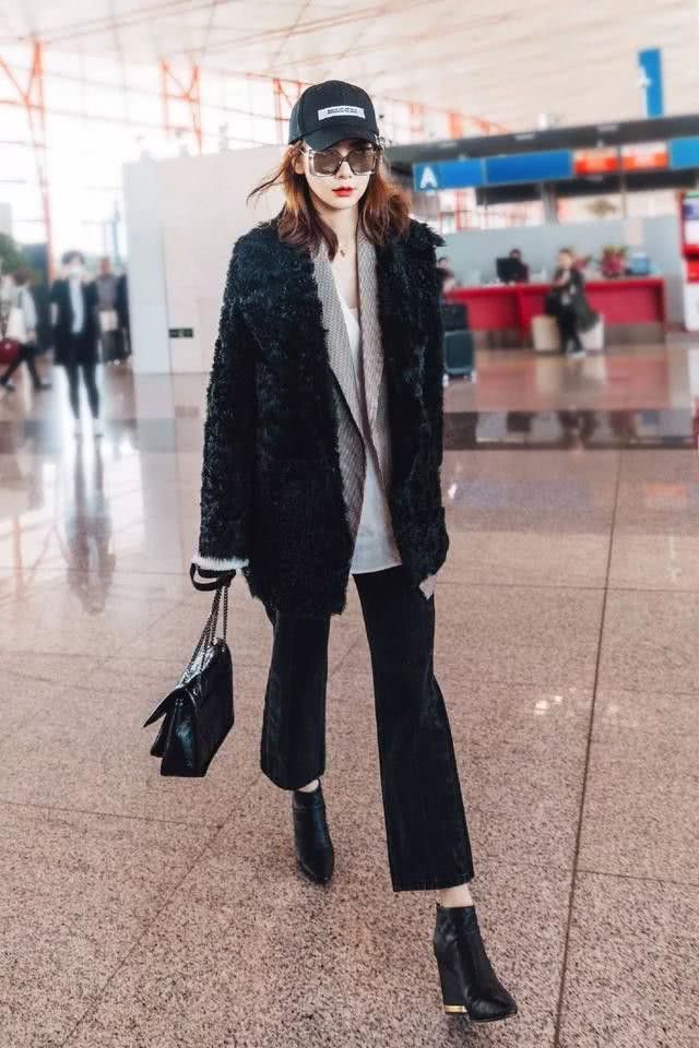 戚薇一身红衣,戚薇近期出席活动全身照