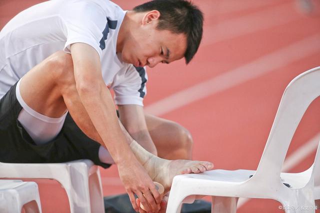 脚踝扭伤肿了怎么办呢,脚踝扭伤肿了怎么办会骨折吗