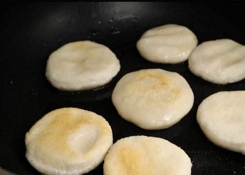 红糖糍粑用糯米做还是用糯米粉做,冬日湖南农家手工红糖糯米糍粑