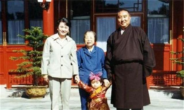 不顾舆论阻拦，活佛十世班禅大师娶了上将的外孙女，婚后育有一女