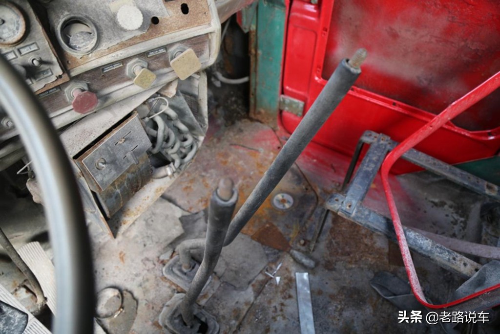 斗牛犬品牌卡车,斗牛犬在汽车上的视频