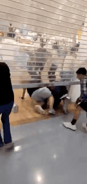 昨天,大型“丧尸”电影,在优衣库真实上演