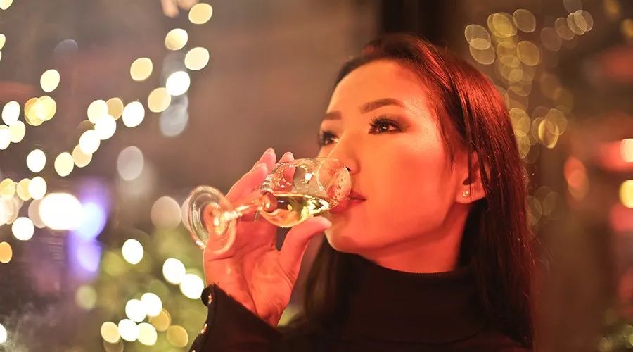 怎么判断女人喝酒的性格,男人喝酒后的表现可以看出性格