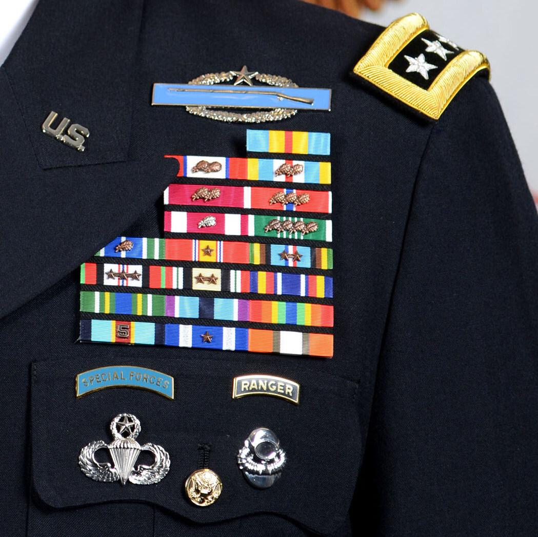 中美军装左胸为何一堆“马赛克”？花花绿绿的图案，隐藏海量信息