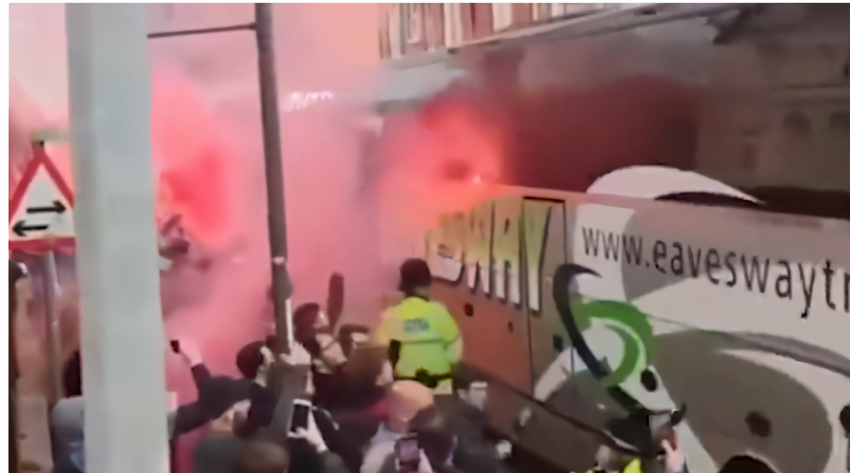 利物浦球迷看台被暴打,利物浦球迷被打