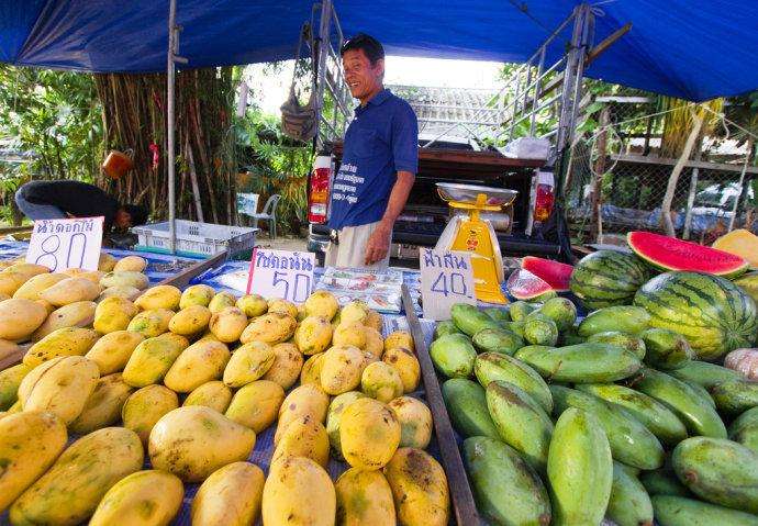 别再瞧不起“摆地摊”的人，这个小伙说了大实话，赚的可不比你少