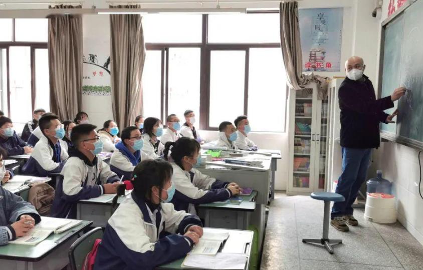 关于强制学生买近6000元平板，央视新闻白岩松点评，得到家长认可