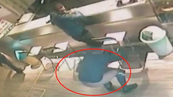 男子老*机虎**输了2000欧，竟放火烧华人游戏厅！