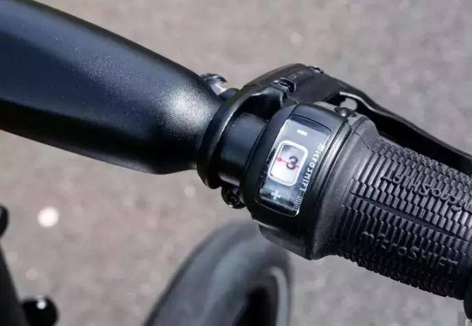 c罗购买的黑色的车 (c罗的车多少元)