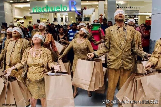 玩滑板、开赛车、生孩子:这个半个身子的美国女人做了这些事!