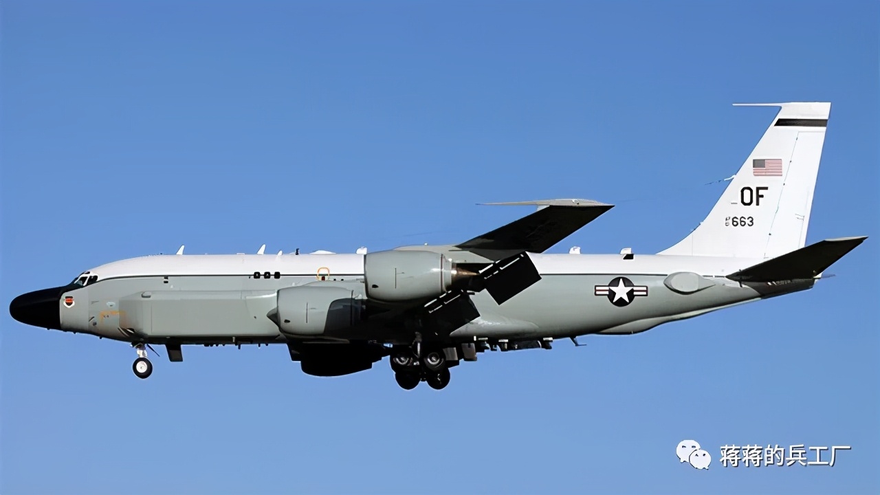 美国空军rc-135起飞,rc135s导弹侦察机背部鼓包