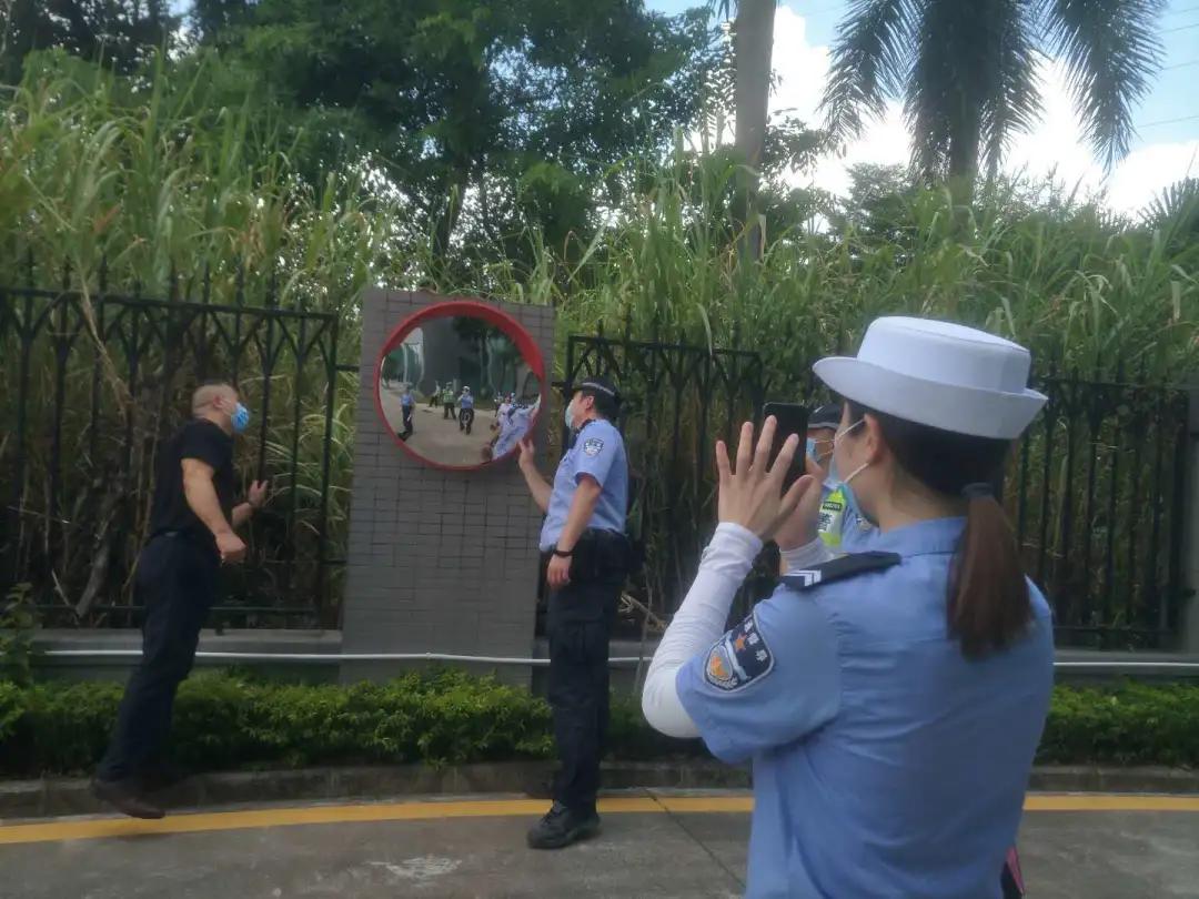 停车场被交警锁定,违法停车行为被记录请立即撤离