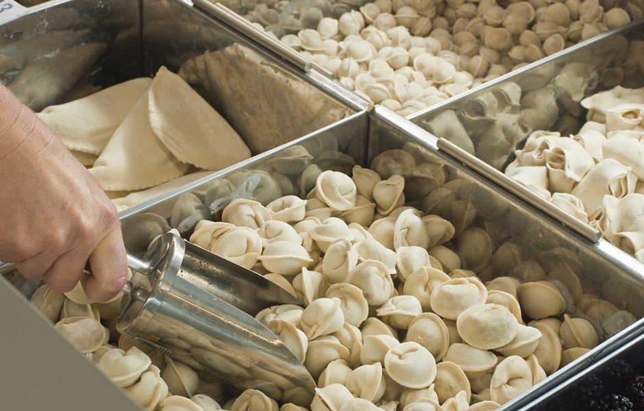 冰箱冷冻的饺子用开水煮多久能熟,冷水煮冻饺子的正确方法