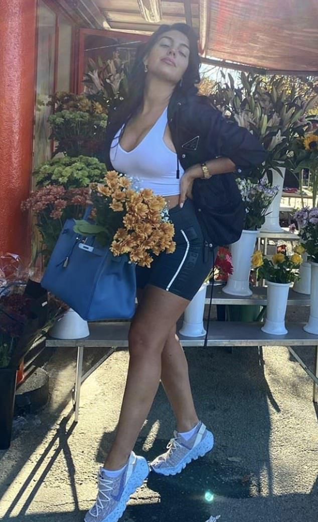 c罗训练再秀大腿健美肌肉,c罗晒训练照秀肌肉