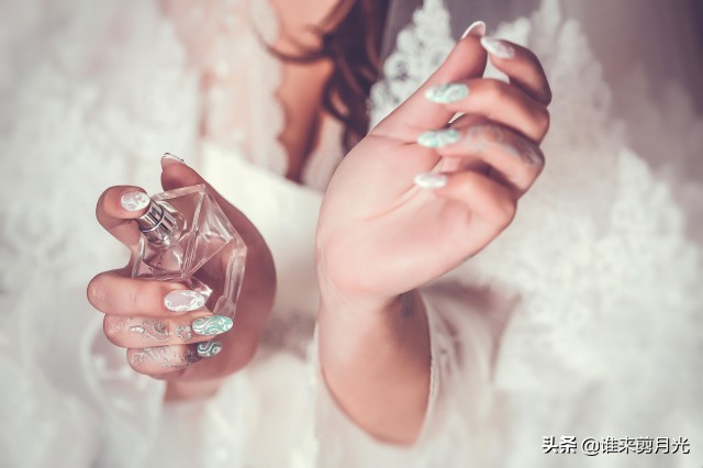 香水怎么喷更持久方法图解,车载香水喷什么上面香味最持久