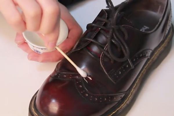 新买的皮鞋凹下去怎么办,皮鞋穿了一天就有折痕怎么办