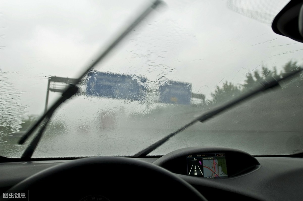 挡风玻璃清洁妙招,怎么洗挡风玻璃简单方法