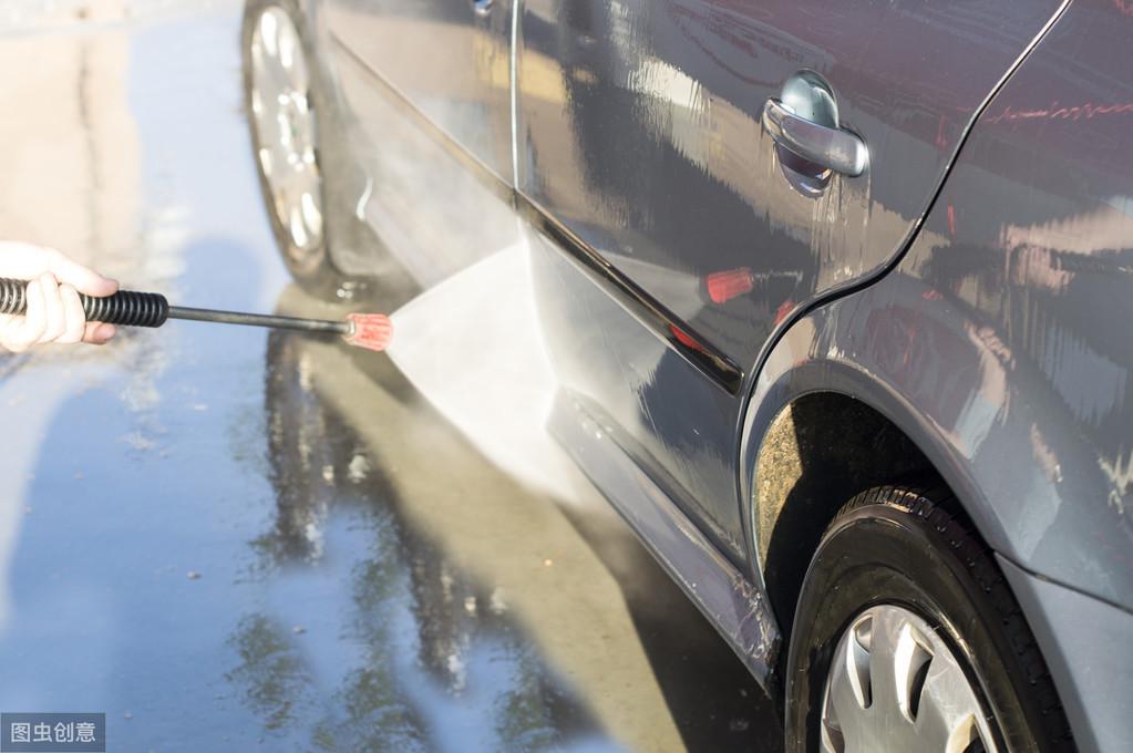 车子洗后隔天又灰蒙蒙？教你洗车小窍门，洁净不易沾灰